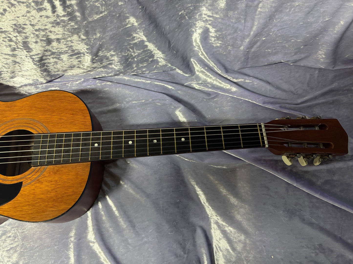 Acoustic Guitar Hondo li used setup ready to use.