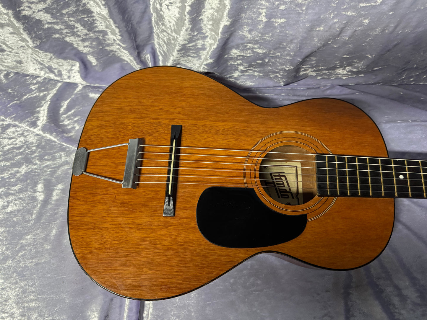 Acoustic Guitar Hondo li used setup ready to use.