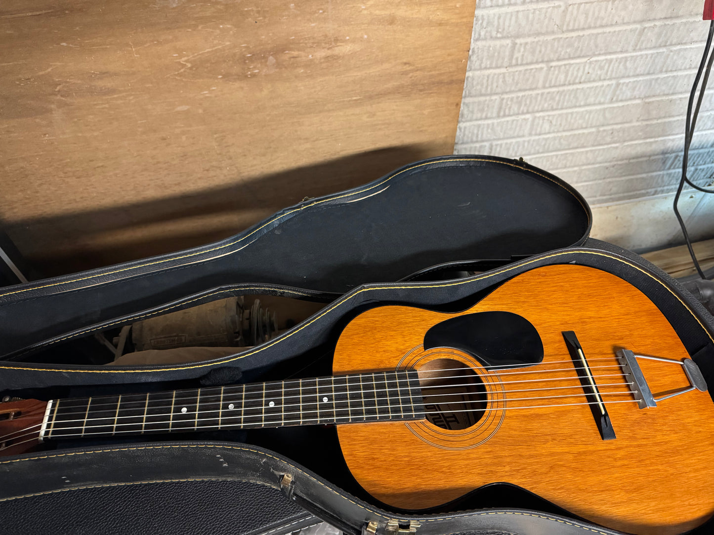 Acoustic Guitar Hondo li used setup ready to use.
